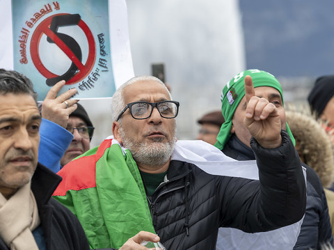 Une centaine de manifestants devant le Palais Wilson à Genève