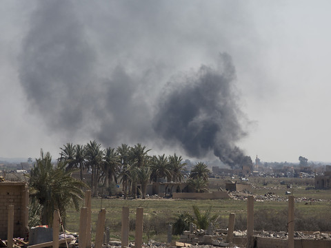 La dernière poche jihadiste bombardée après 2000 redditions