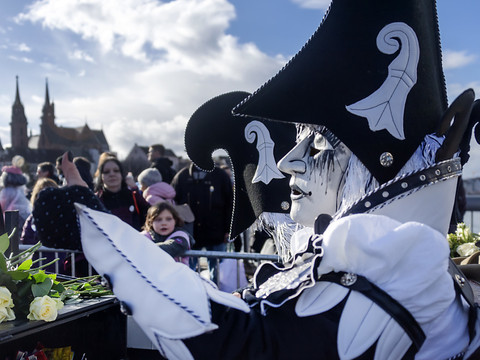 Dernière journée du carnaval de Bâle entre pluie et soleil