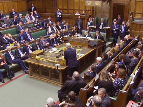 Les députés britanniques votent pour un report du Brexit d'au moins trois mois