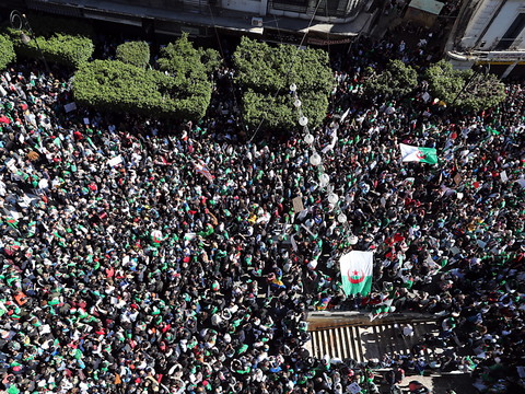 Gigantesque mobilisation en Algérie contre Bouteflika