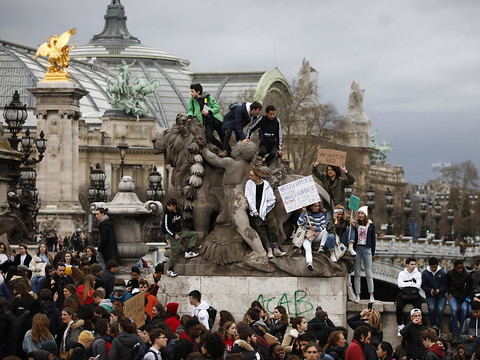 Climat: des milliers de manifestants défilent à travers la France