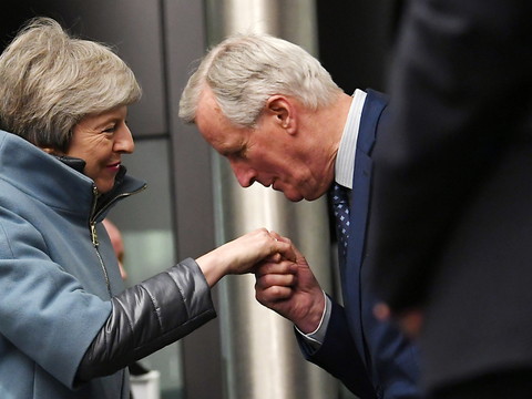L'UE avertit du coût politique et économique d'un report