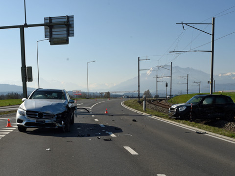 Une voiture termine sa course sur la voie ferrée à Eschenbach (LU)