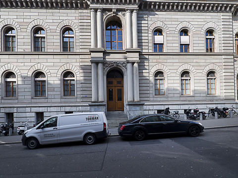 Symboles religieux interdits aux employés d'un tribunal