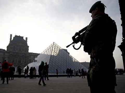 Armée mobilisée lors des manifestations: Macron tente de désamorcer la polémique