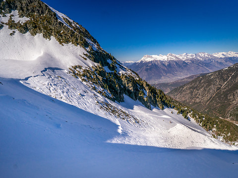 Un mort et un blessé dans une avalanche en Valais