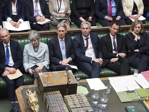 Les députés britanniques votent un droit de regard