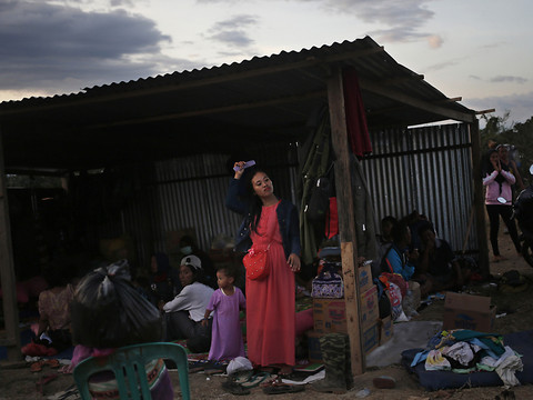 Des milliers d'enfants sans toit six mois après le séisme de Palu