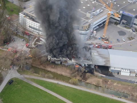Entrepôt entièrement détruit par les flammes à Schmerikon (SG)