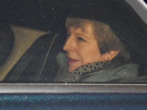 Les députés s'écharpent - May met sa démission dans la balance