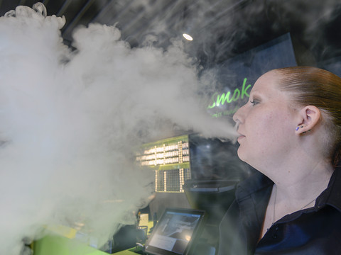 Le vapotage chez les jeunes inquiète Addiction Suisse