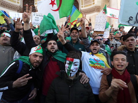 Les Algériens dans la rue après un appel au départ du président