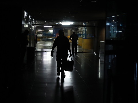 Nouvelle coupure de courant au Venezuela qui replonge dans le noir