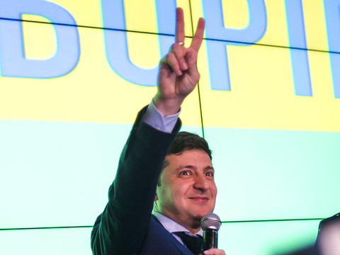 Présidentielle en Ukraine: le comédien Zelensky face au président Porochenko
