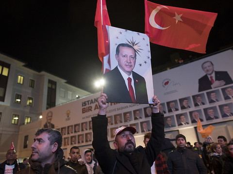 Le parti d'Erdogan mené à Ankara, en tête à Istanbul