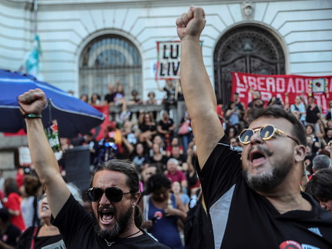 Des milliers de Brésiliens défilent contre la dictature