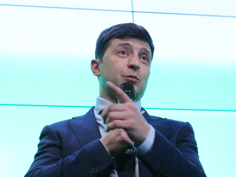L'humoriste Zelensky en position de force pour le second tour