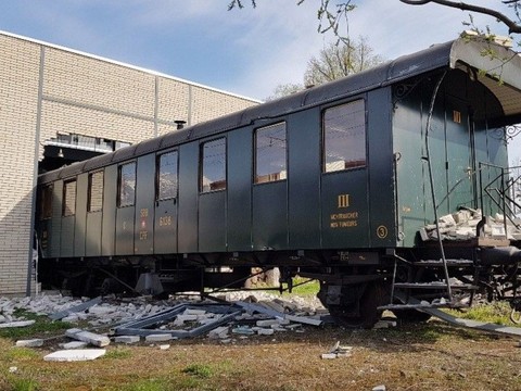 Buchs/SG: mur d'un dépôt défoncé par deux wagons historiques