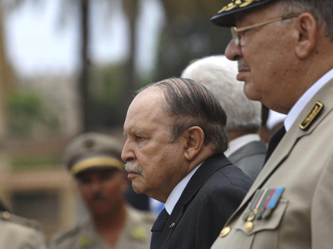 Contesté par la rue et lâché par l'armée, Bouteflika démissionne