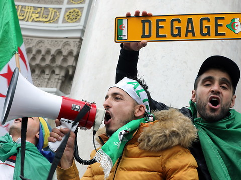 Les Algériens dans la rue pour maintenir la pression