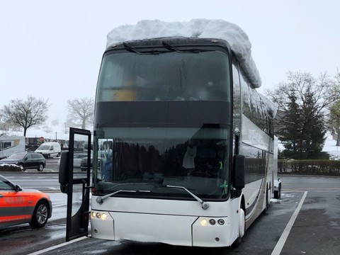 Car arrêté sur l'A2 avec 40 cm de neige sur le toit