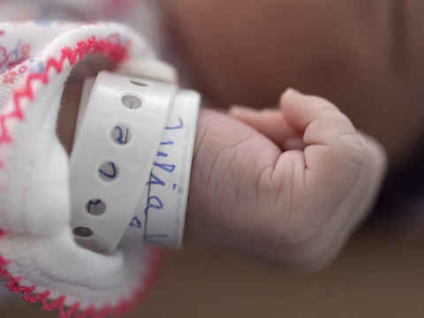 La césarienne entraîne plus de complications graves pour la mère