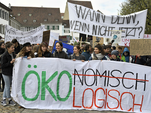 Plusieurs milliers de personnes mobilisées pour le climat en Suisse