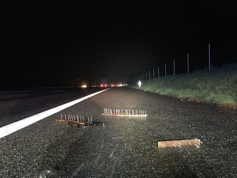 Planches hérissées de clous sur l'A3 près de Möhlin (AG)