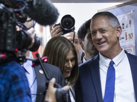 Le rival de Netanyahu porte secours à un motocycliste