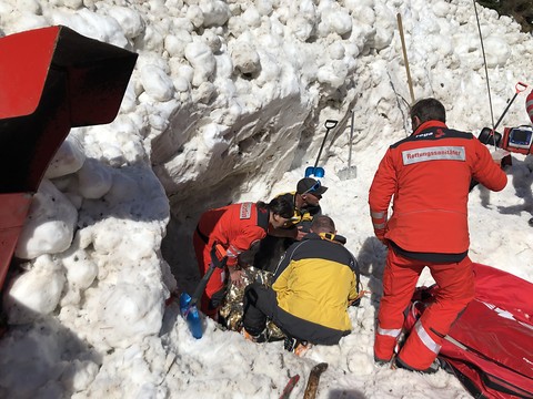 Un homme sauvé d'une avalanche après une heure et demie