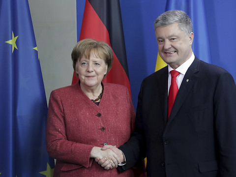 Les rivaux à la présidentielle ukrainienne en campagne à Berlin et Paris