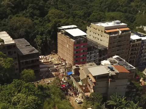 Deux morts dans l'effondrement de deux immeubles à Rio