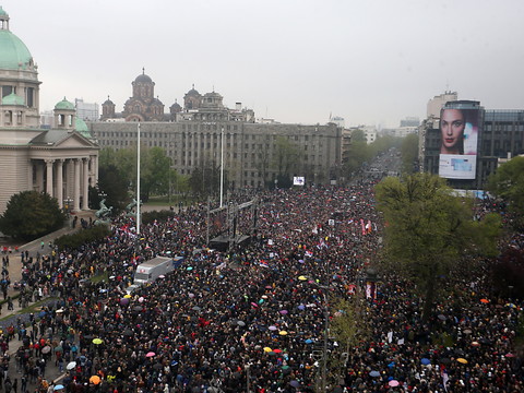 Des milliers de manifestants contre le président Vucic