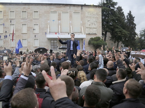 Manifestation de l'opposition tendue en Albanie, des blessés