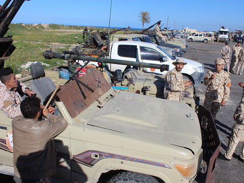 Au moins 121 morts au sud de Tripoli, statu quo sur le front