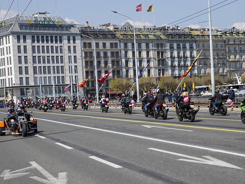Des motardes et des motards paradent dans les rue de Genève