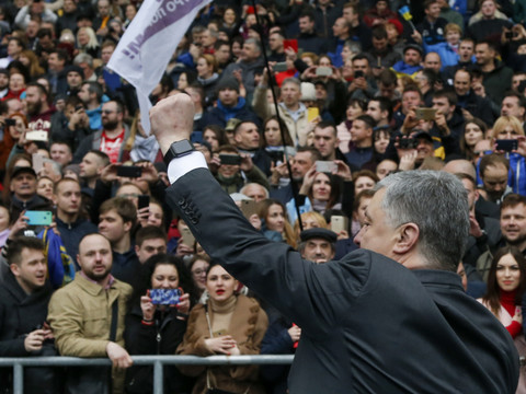 Présidentielle en Ukraine: son rival absent, Petro Porochenko discourt seul