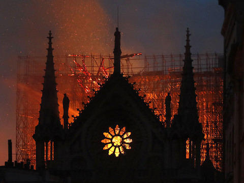 Paris: course contre la montre pour sauver la cathédrale Notre-Dame