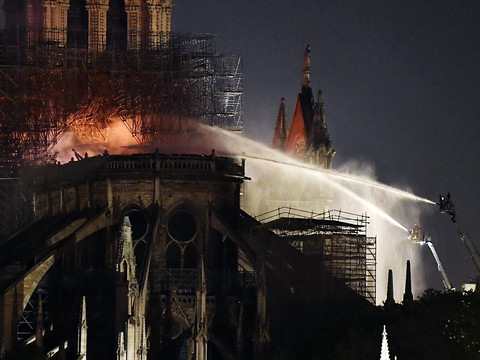 Notre-Dame sauvée des flammes, la reconstruction sera titanesque