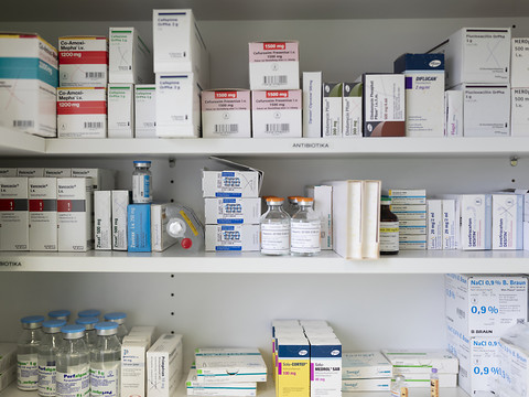 Génériques toujours deux fois plus chers en Suisse qu'à l'étranger
