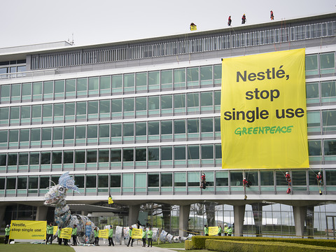 Un dragon de plastique devant Nestlé à Vevey (VD)