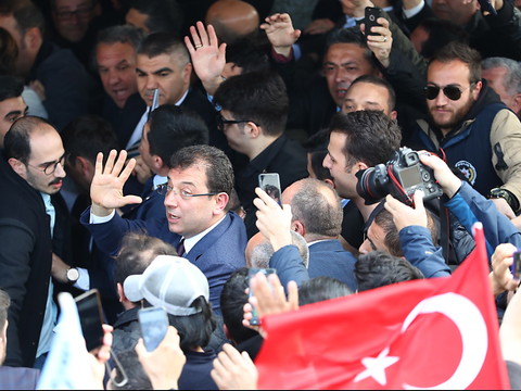 Le candidat de l'opposition proclamé vainqueur à Istanbul