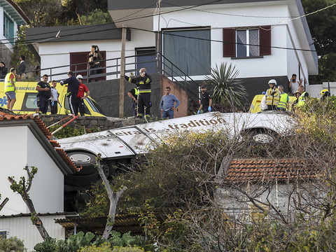 28 morts dans l'accident d'un bus touristique à Madère