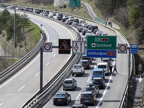 Jusqu'à 15 kilomètres de bouchons au portail nord du Gothard