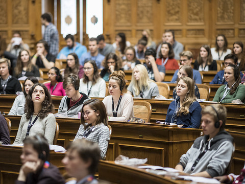 Intéresser les jeunes à la politique, un défi collectif