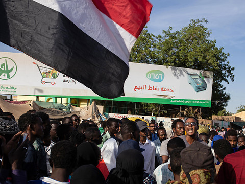 Les tensions montent au Soudan, sommet africain mardi au Caire