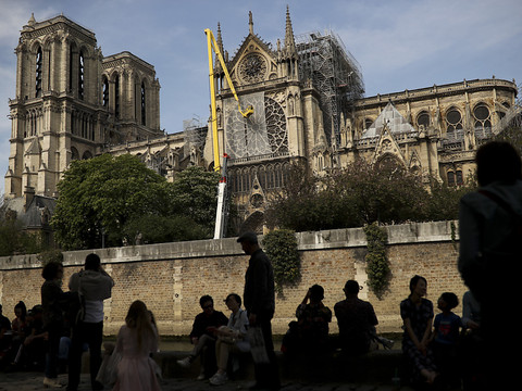 Début des travaux de bâchage de Notre-Dame de Paris