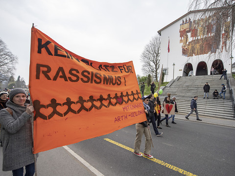 Destruction d'une banderole antiraciste et saluts nazis à Schwyz