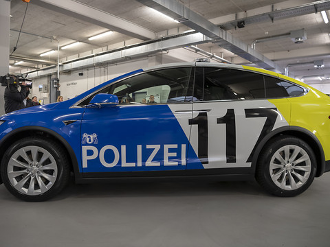 Les Tesla de la police de Bâle-Ville sont désormais opérationnelles